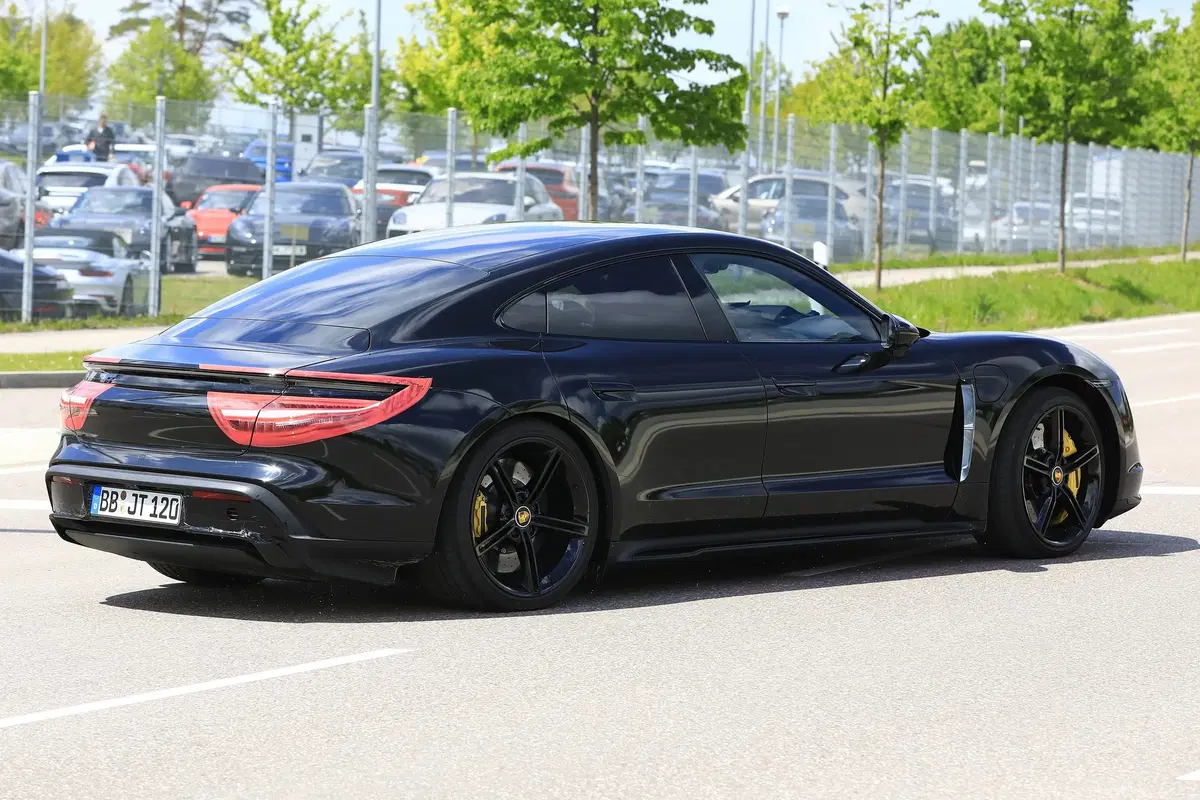 Porsche Taycan: ecco l’elettrica (quasi) senza veli [Foto spia] (11)