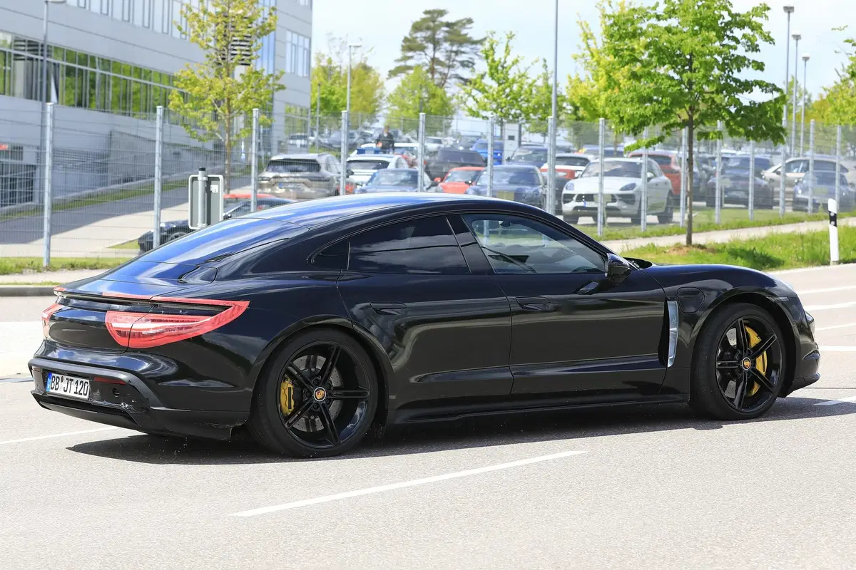 Porsche Taycan: ecco l’elettrica (quasi) senza veli [Foto spia] (8)