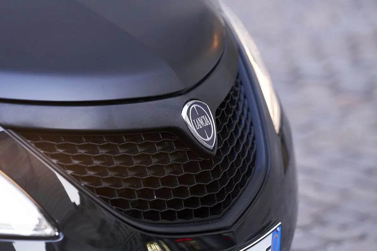 Lancia Ypsilon Black and Noir, la cittadina glamour [Video] (7)