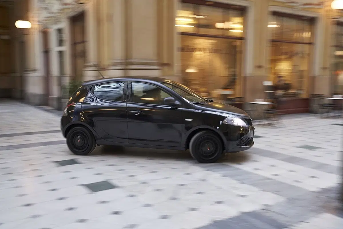 Lancia Ypsilon Black and Noir, la cittadina glamour [Video] (2)