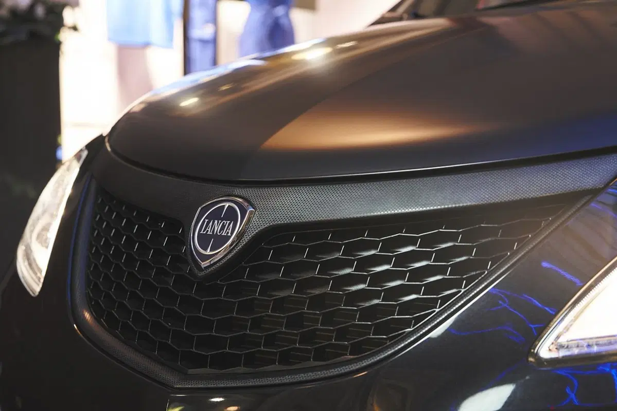 Lancia Ypsilon Black and Noir, la cittadina glamour [Video] (12)