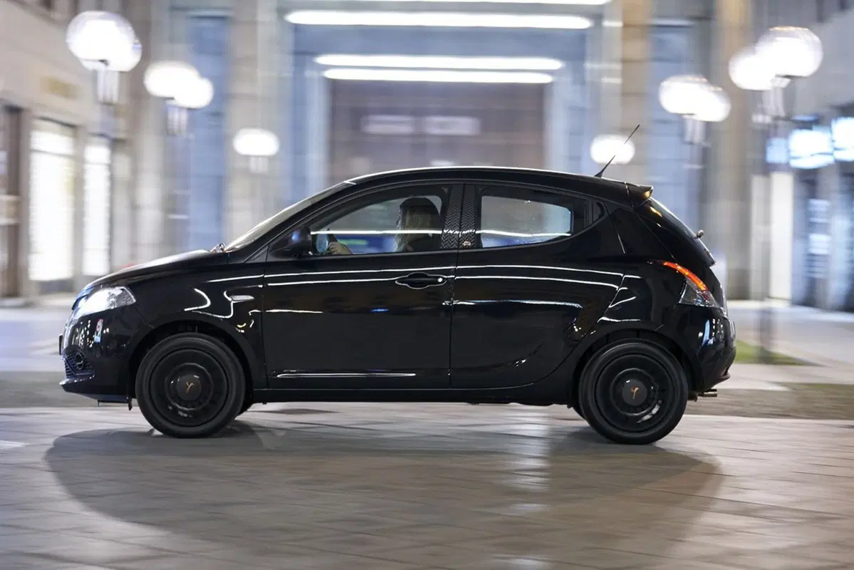 Lancia Ypsilon Black and Noir, la cittadina glamour [Video] (13)