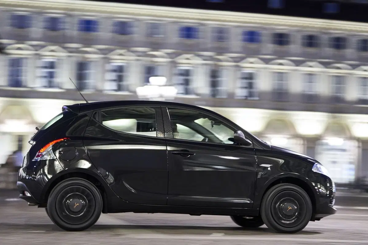 Lancia Ypsilon Black and Noir, la cittadina glamour [Video] (15)