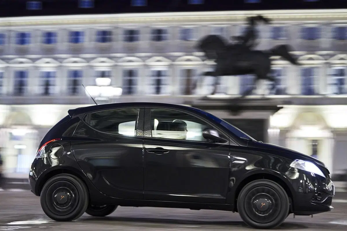 Lancia Ypsilon Black and Noir, la cittadina glamour [Video] (16)