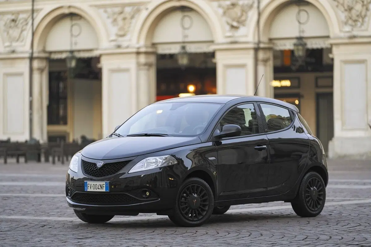 Lancia Ypsilon Black and Noir, la cittadina glamour [Video] (17)