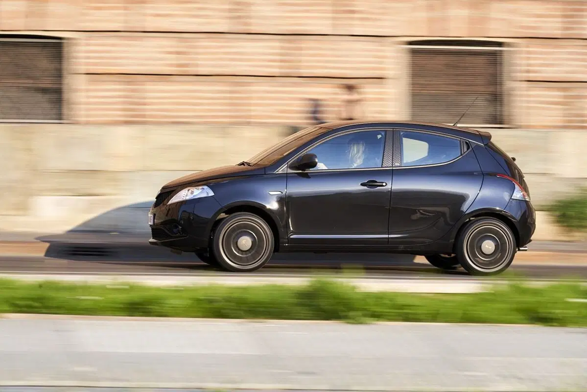 Lancia Ypsilon Black and Noir, la cittadina glamour [Video] (18)