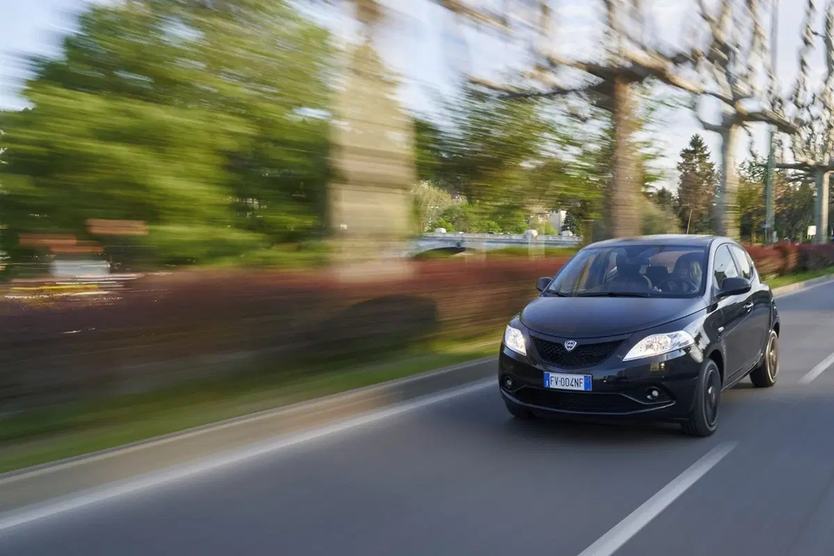 Lancia Ypsilon Black and Noir, la cittadina glamour [Video] (19)