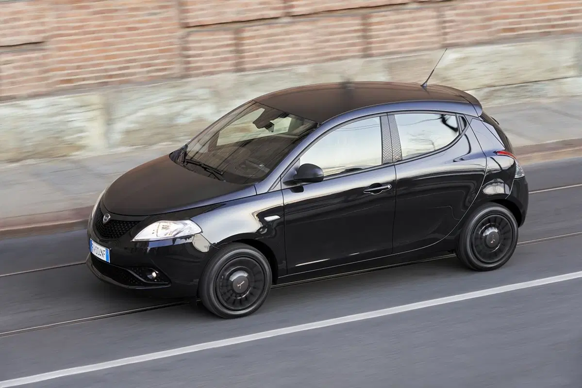 Lancia Ypsilon Black and Noir, la cittadina glamour [Video] (21)