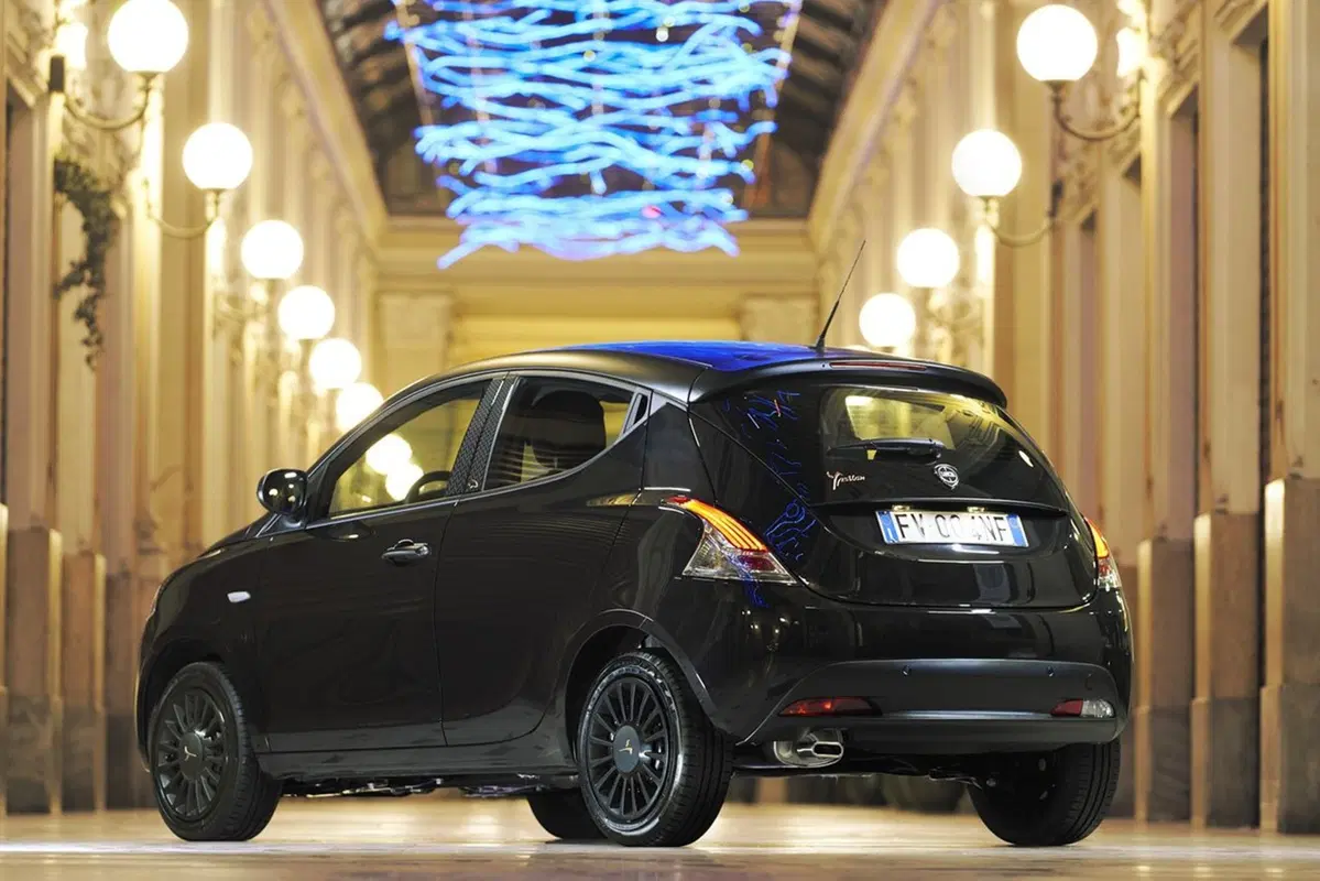Lancia Ypsilon Black and Noir, la cittadina glamour [Video] (24)