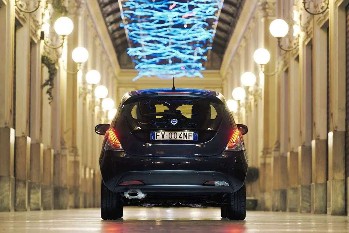 Lancia Ypsilon Black and Noir, la cittadina glamour [Video] (25)