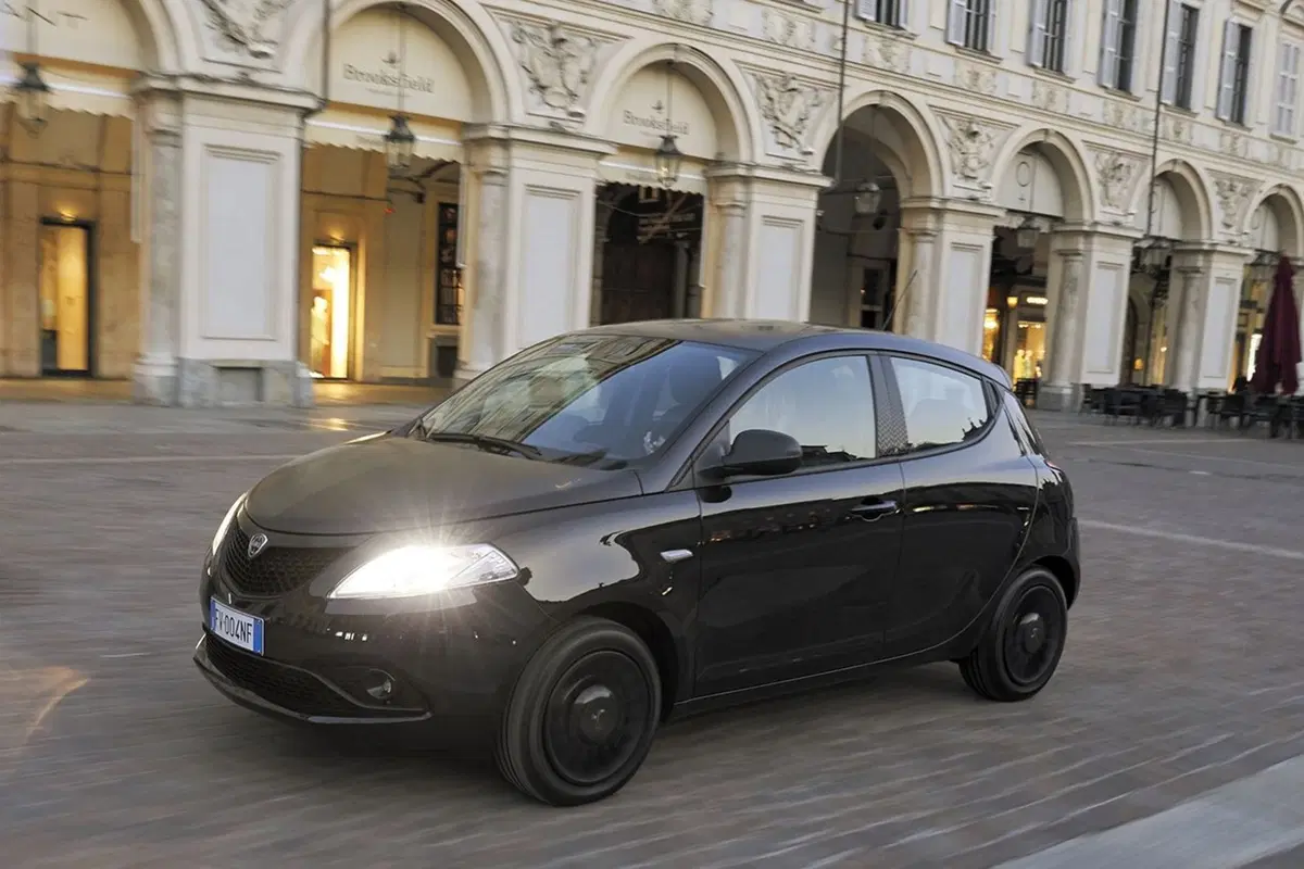 Lancia Ypsilon Black and Noir, la cittadina glamour [Video] (27)