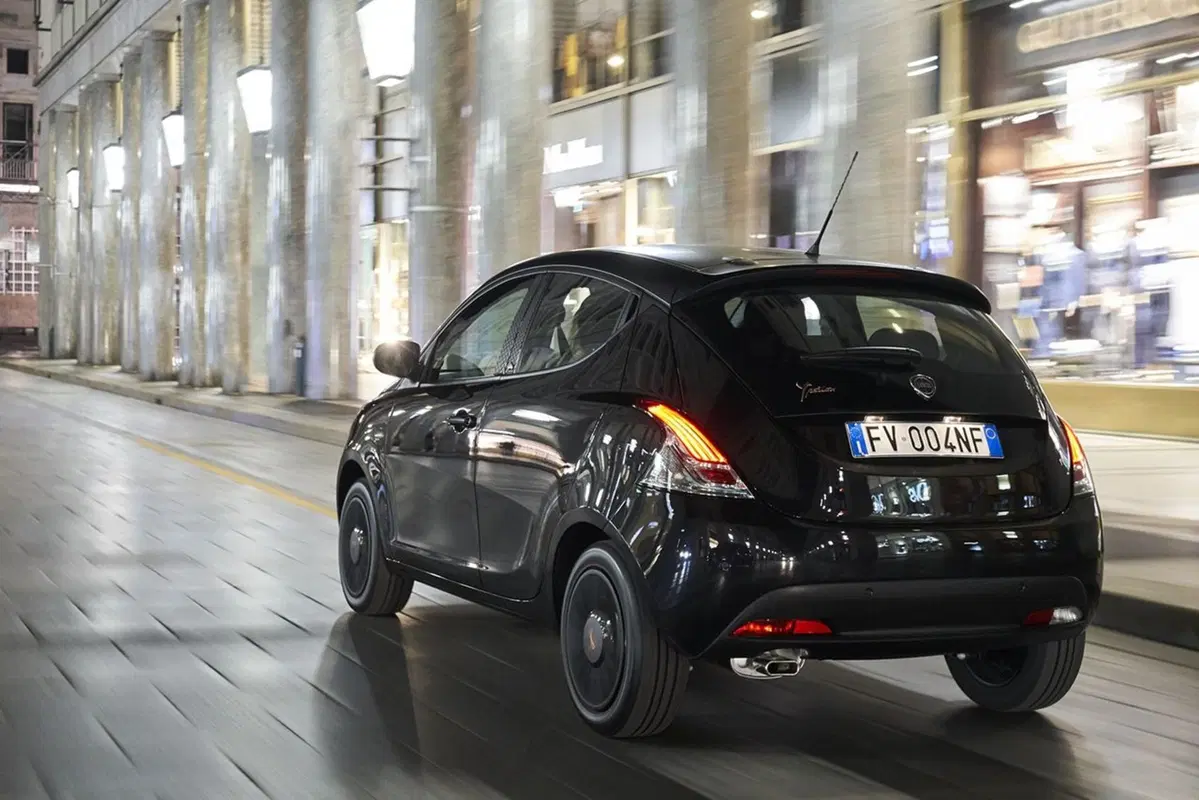 Lancia Ypsilon Black and Noir, la cittadina glamour [Video] (30)