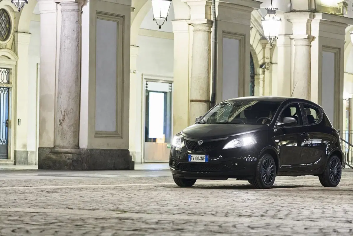 Lancia Ypsilon Black and Noir, la cittadina glamour [Video] (32)