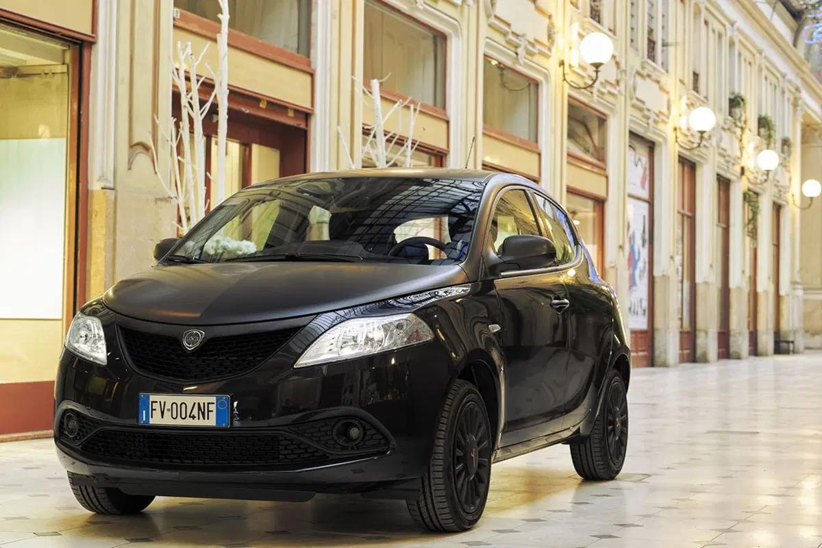 Lancia Ypsilon Black and Noir, la cittadina glamour [Video] (33)