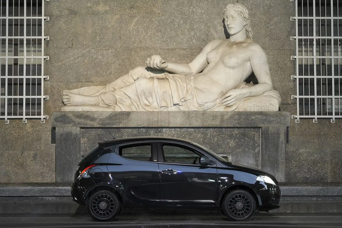 Lancia Ypsilon Black and Noir, la cittadina glamour [Video] (35)