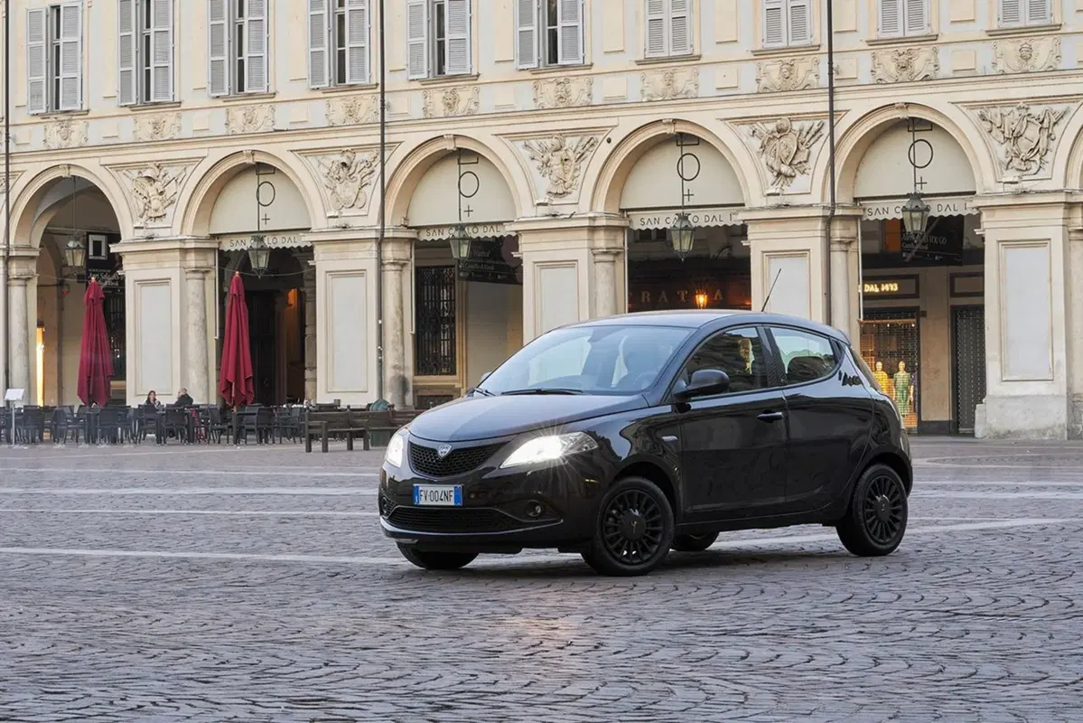 Lancia Ypsilon Black and Noir, la cittadina glamour [Video] (36)
