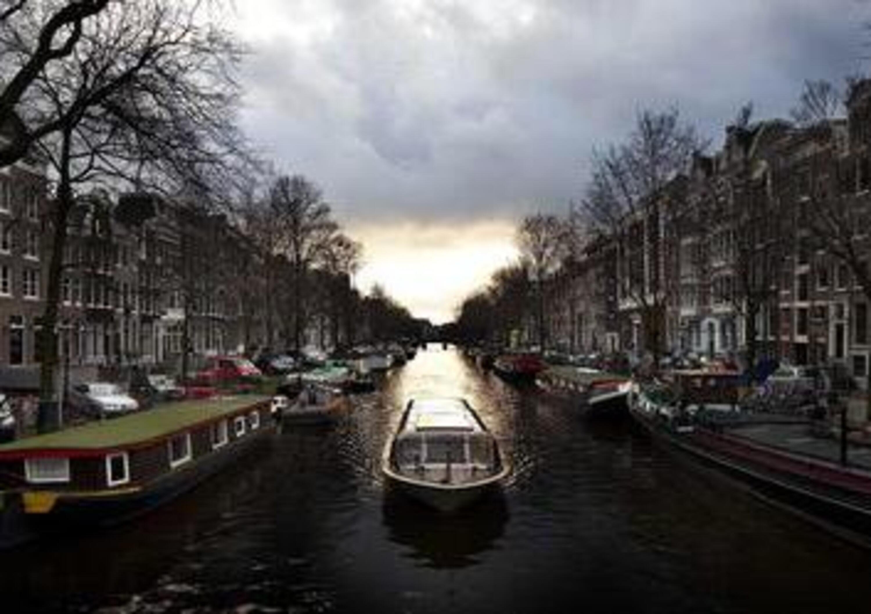 Amsterdam, stop a vetture benzina e diesel dal 2030