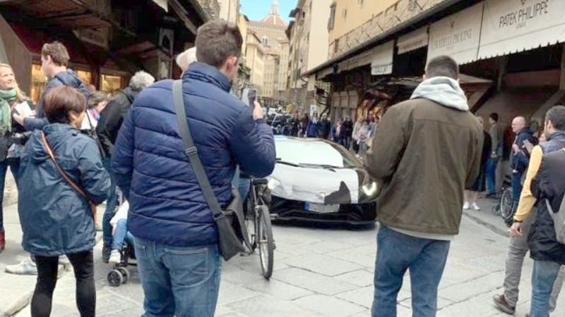 Firenze, una Lamborghini su Ponte Vecchio. Multa per un turista disattento