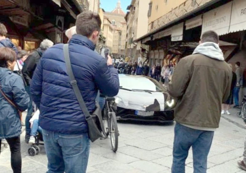 Firenze, una Lamborghini su Ponte Vecchio. Multa per un turista disattento