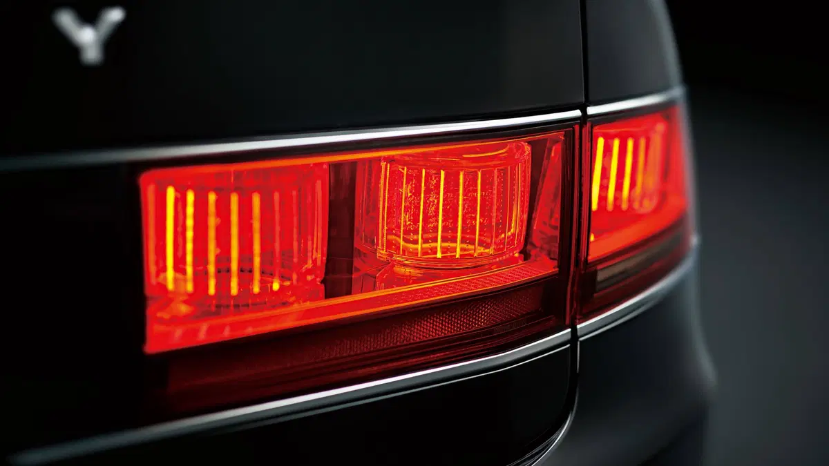 Giappone, la svolta di Naruhito: via la Rolls, ordina una Toyota Century unica (7)