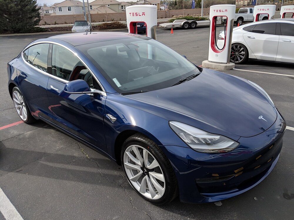 La Tesla fa pochi numeri ma che contano tra gli EV