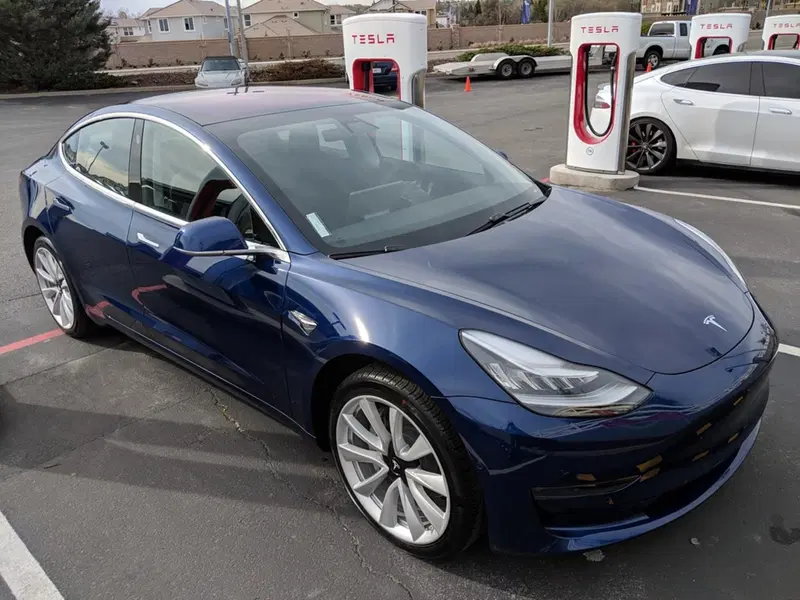 La Tesla fa pochi numeri ma che contano tra gli EV