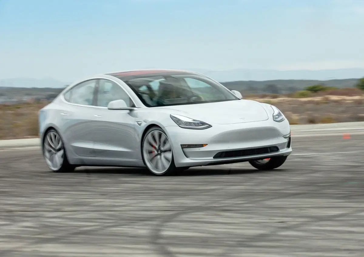 Tesla, 2,7 miliardi di dollari dall'offerta di azioni e bond