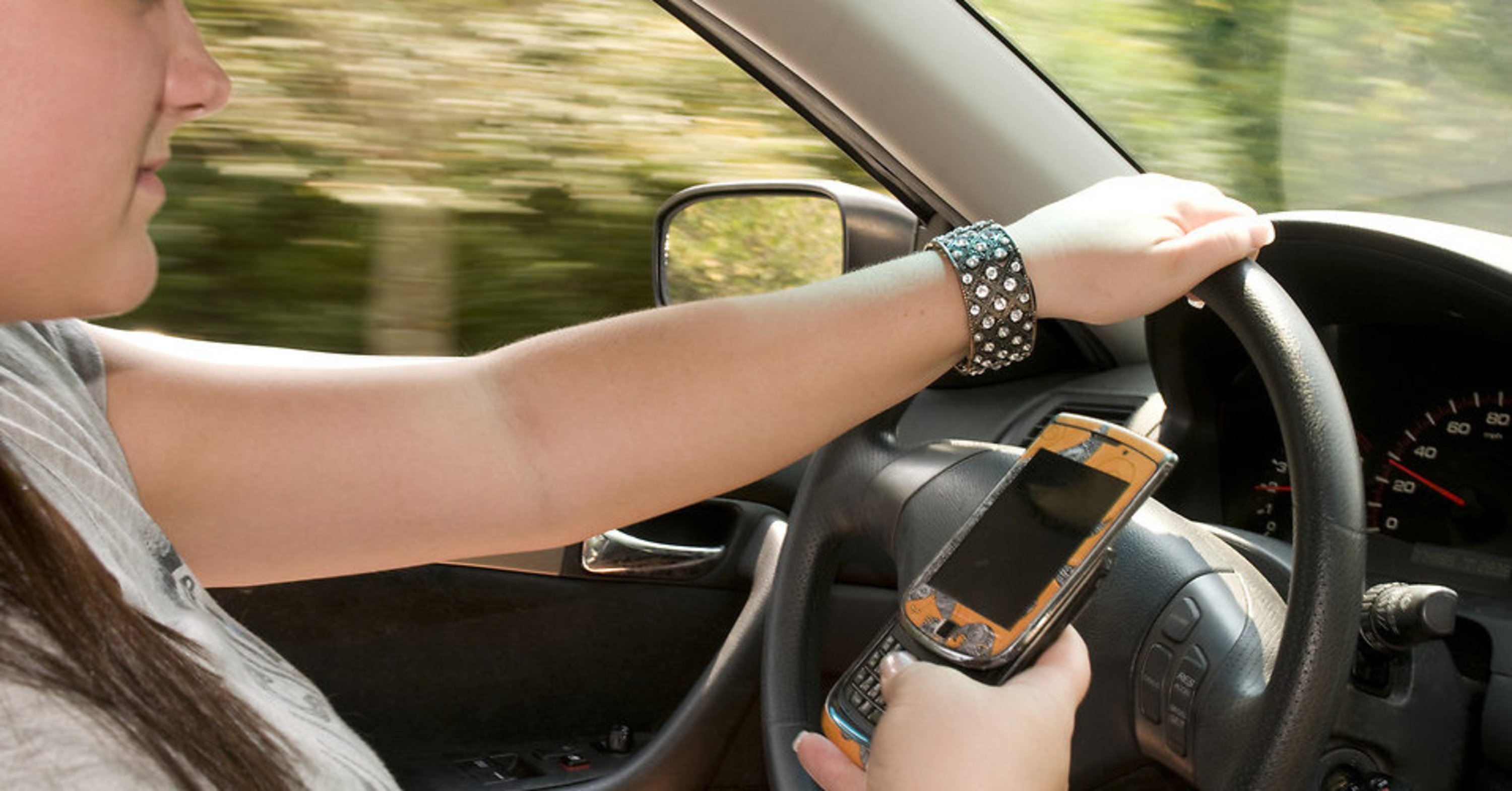 Riforma CdS, Telefonino cellulare e Tablet in auto: basta Smartphone mentre si guida?