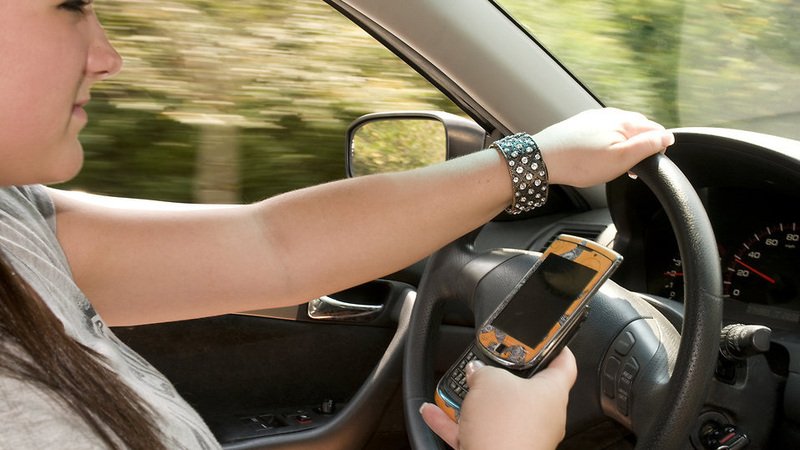Riforma CdS, Telefonino cellulare e Tablet in auto: basta Smartphone mentre si guida?