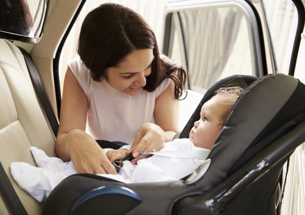 Seggiolini auto, slitta l'obbligo dei sistemi antiabbandono