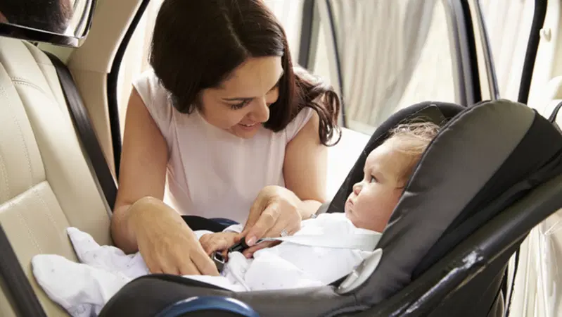 Seggiolini auto, slitta l'obbligo dei sistemi antiabbandono