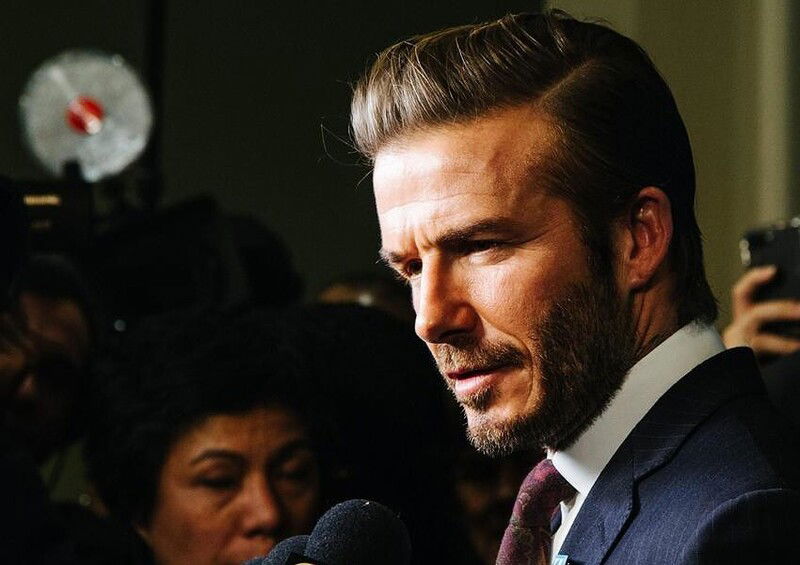 David Beckham, alla guida col cellulare: patente ritirata