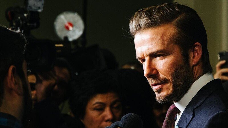 David Beckham, alla guida col cellulare: patente ritirata
