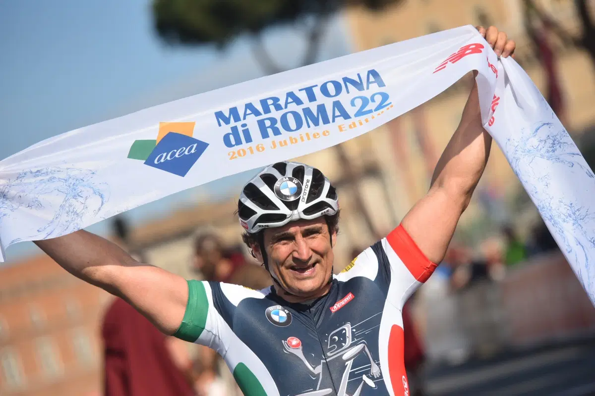 Alex Zanardi vince la Maratona di Roma 2016