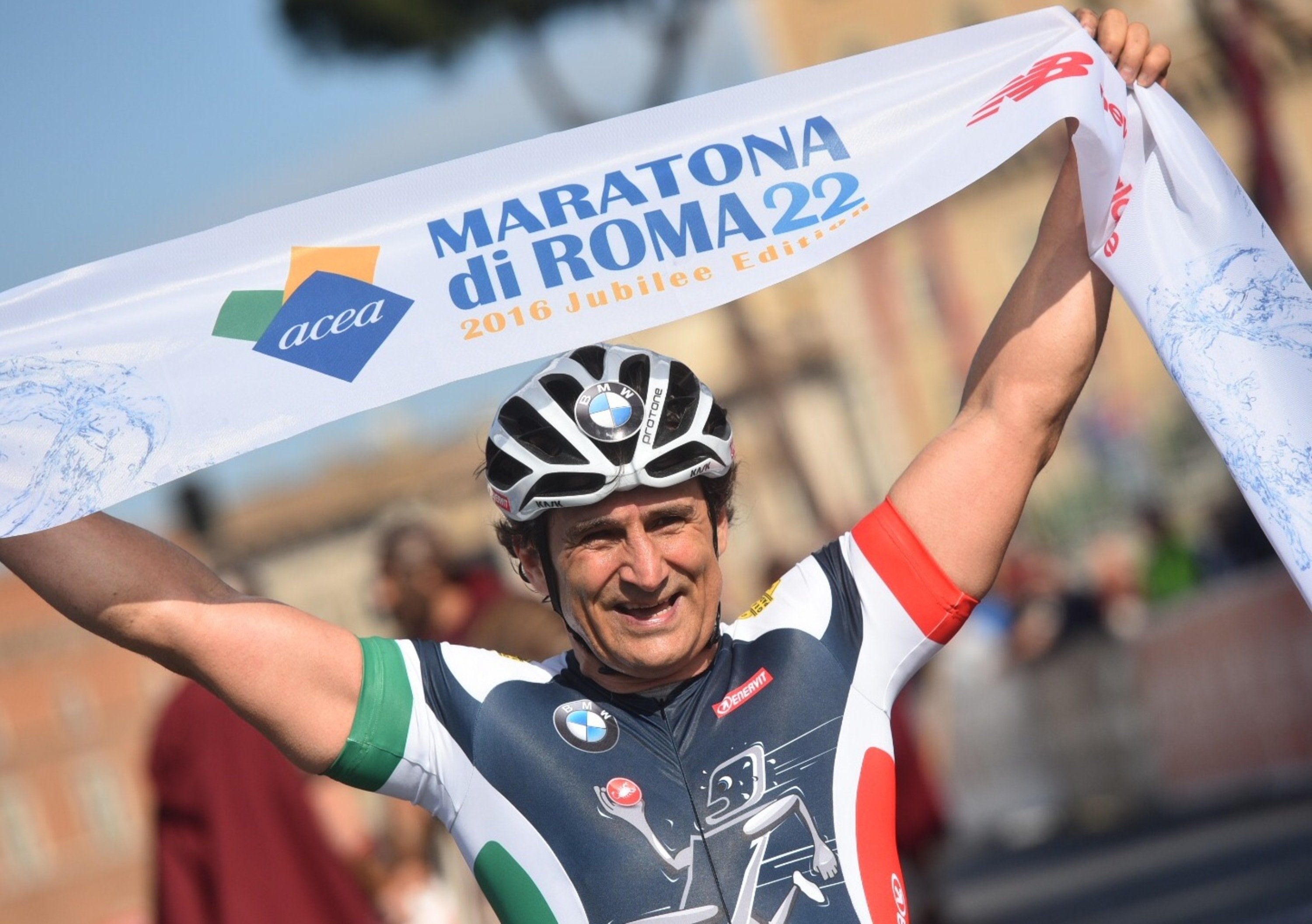 Alex Zanardi vince la Maratona di Roma 2016