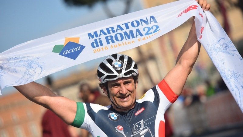 Alex Zanardi vince la Maratona di Roma 2016