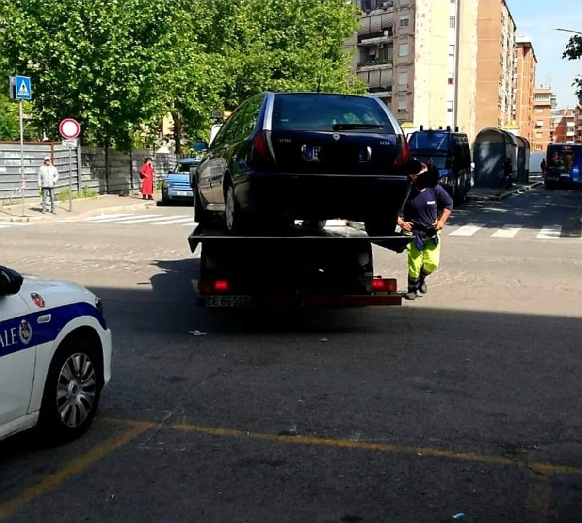 Targa inesistente, senza assicurazione: sequestrata l’auto della famiglia rom di Casal Bruciato (2)