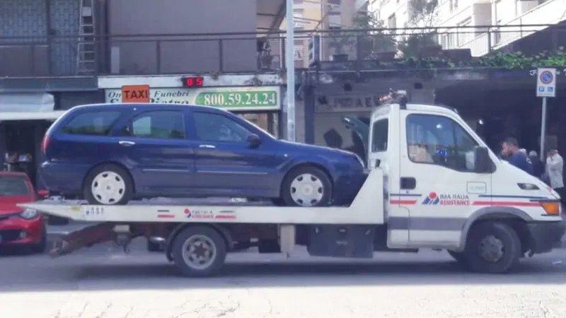 Targa inesistente, senza assicurazione: sequestrata l’auto della famiglia rom di Casal Bruciato