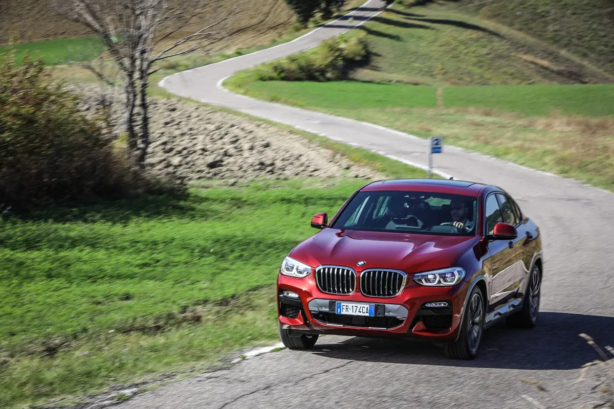 BMW X4 2018. Veste sportiva con un carattere docile e comfortevole (6)