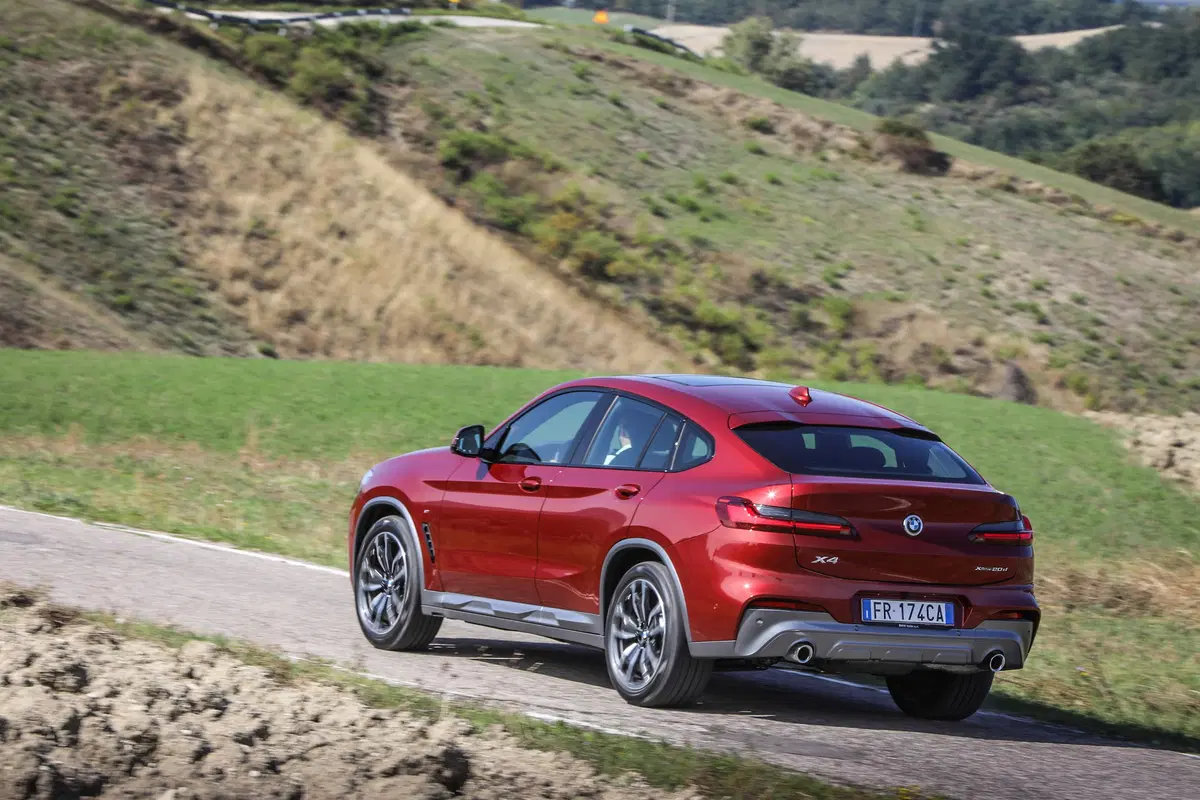 BMW X4 2018. Veste sportiva con un carattere docile e comfortevole (8)