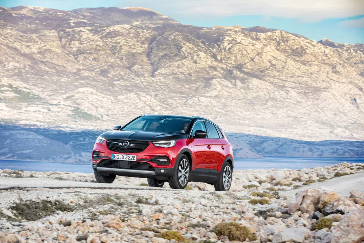 Opel Grandland X, arriva la variante plug-in hybrid (5)