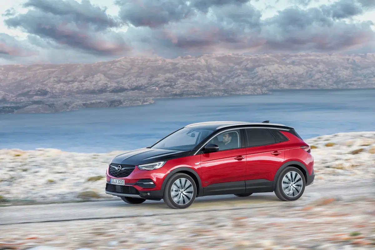 Opel Grandland X, arriva la variante plug-in hybrid (6)