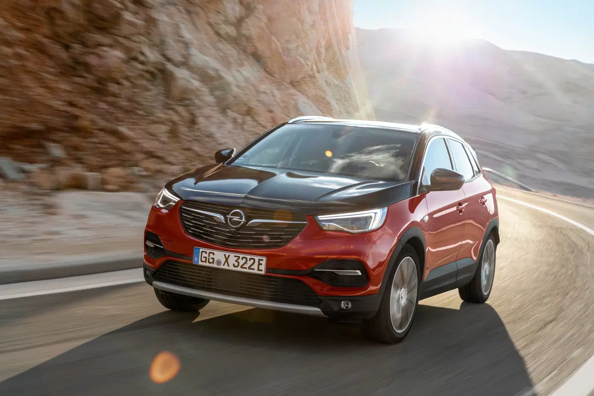 Opel Grandland X, arriva la variante plug-in hybrid (9)