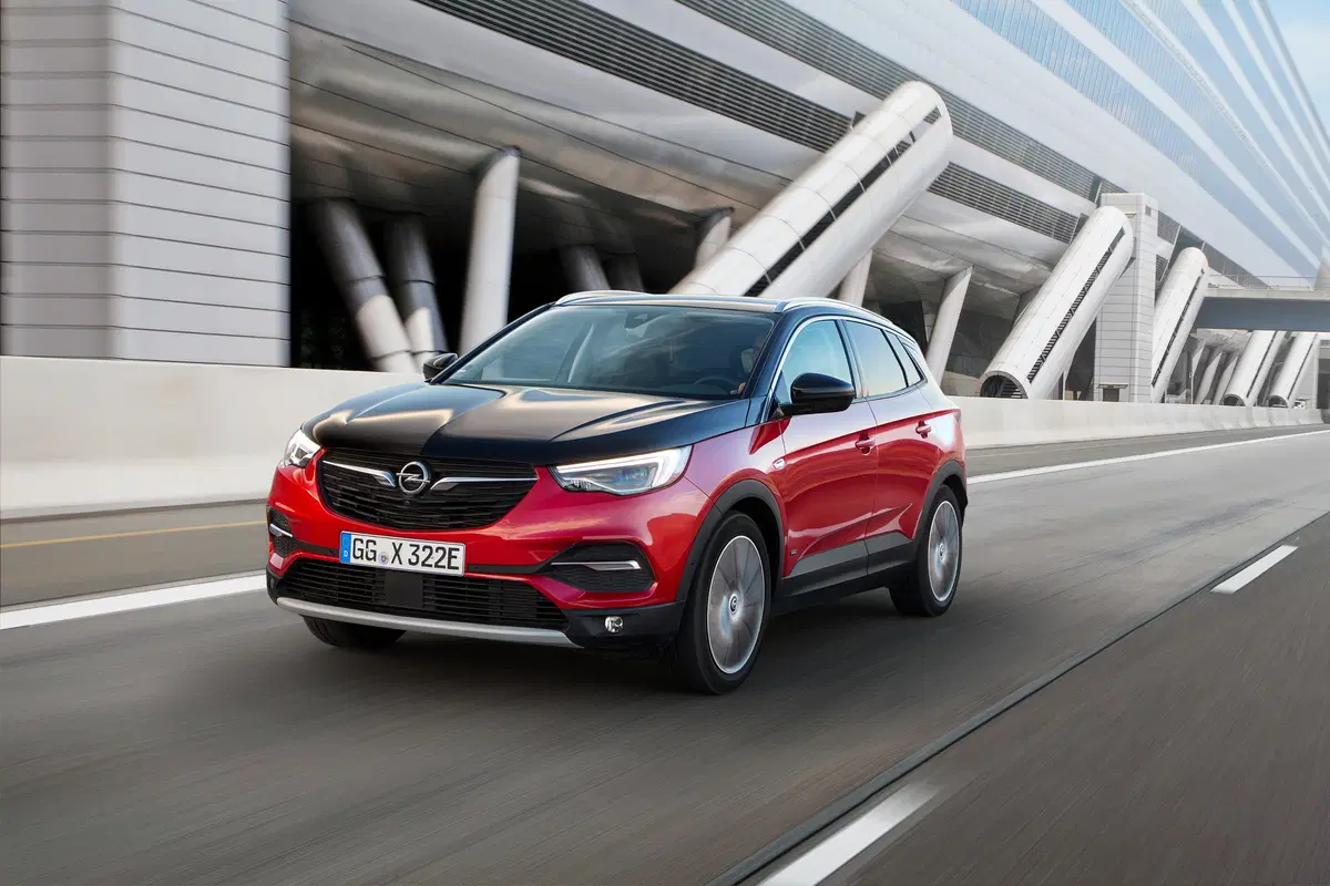 Opel Grandland X, arriva la variante plug-in hybrid (8)