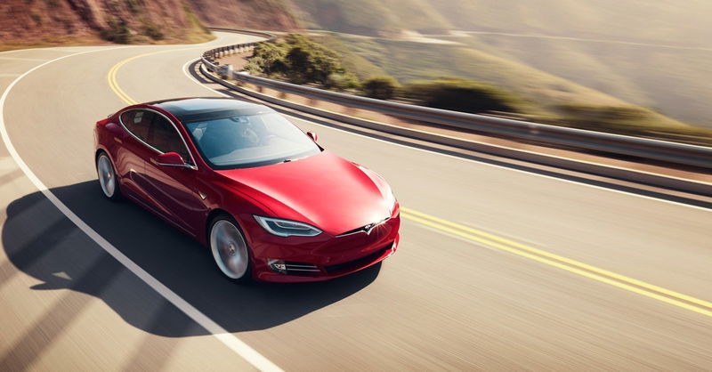 Assicurazioni auto al ribasso, Grazie a Elon Musk: la polizza Tesla taglia i costi con l&rsquo;Autopilot