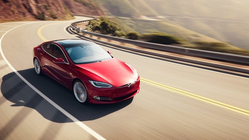 Assicurazioni auto al ribasso, Grazie a Elon Musk: la polizza Tesla taglia i costi con l&rsquo;Autopilot