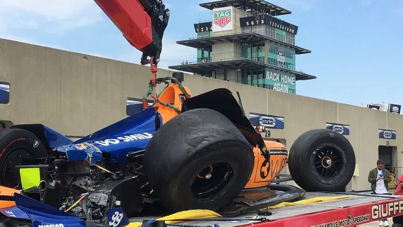 Fernando Alonso, a muro nelle prove ad Indianapolis