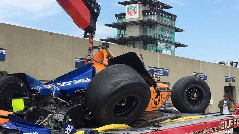 Fernando Alonso, a muro nelle prove ad Indianapolis