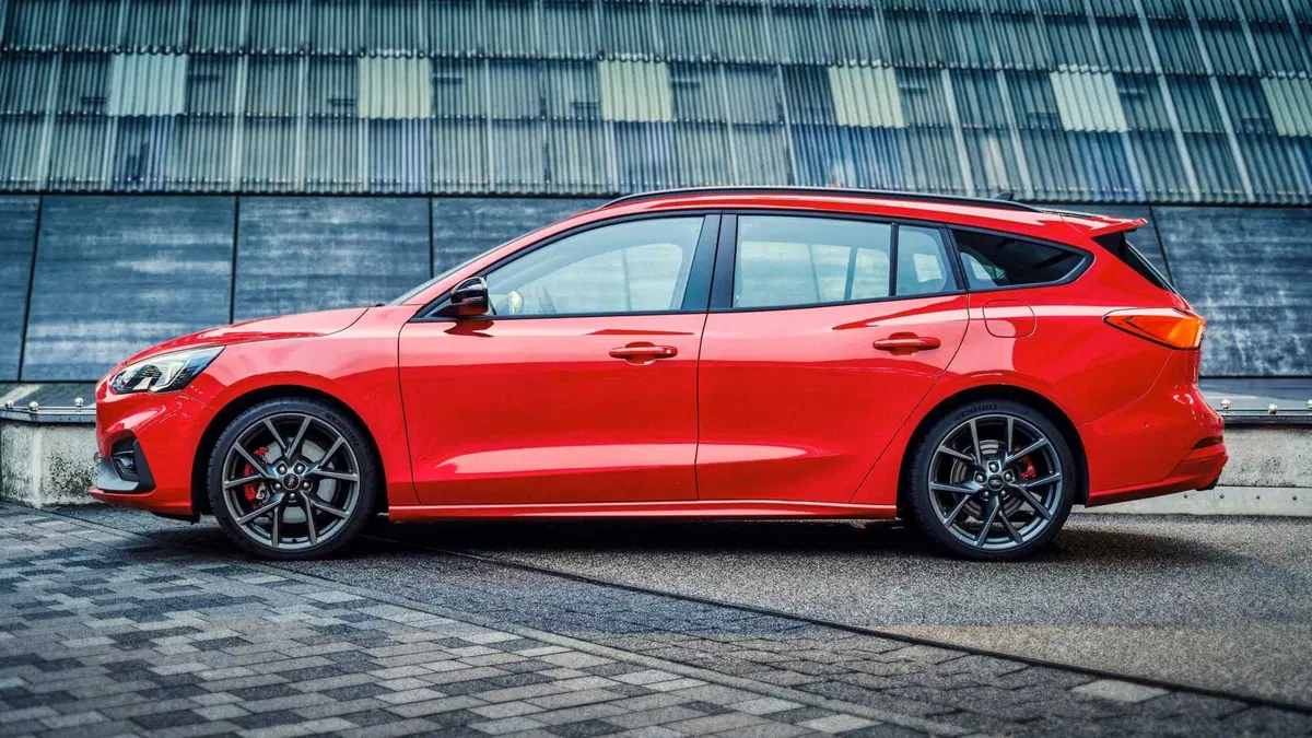 Ford Focus ST Wagon 2019, ecco le prime immagini (8)
