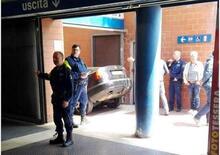 Parcheggio comodo in stazione: automobilista esagera e finisce con l’auto nelle scale della metro